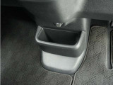 ◆センターロアボックス◆インパネ中央の下部には、ごみ箱としても使用する事ができるセンターロアボックスを装備しております。