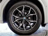 【BMWアロイホイル】軽量かつ強度に拘ったアロイホイル。走行性能ポテンシャルを引き出す設計。車の足元を引き締めてくれる大きなポイントはアロイホイルです。