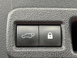 【パワーバックドア】スマートキーや運転席のボタンを押すだけでリアゲートが自動で開閉します!荷物を持っている時や、高い位置にあるバックドアを閉める際に便利な機能です♪