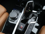 【シフトノブ】BMWの高性能オートマチックは、ATセレクトレバーを左側に倒すことで、通常の「D」から「S」(スポーツ)または「M」(マニュアル)へと切り替えが可能です。