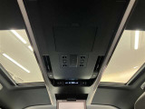 電動式のサンルーフついております 開放的に車内を明るく演出いたします