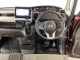 【ハンドル】運転にかかわる様々な操作を安全に行えるように視点移動が少なく操作性に配慮されたスイッチ類が凝縮されたコックピットです。