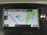 画面上に現在地周辺の地図が表示され、道路や周辺の目印を確認しながら目的地へ向かえます。地図表示を使ったルート確認ができ、初めての場所への移動にも便利です。