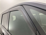 ドアバイザーも付いています。雨の日に少し窓を開けても、雨水が入りにくく、喫煙する方などにも強い味方です。