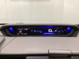 デジタル表示のスピードメーターを大きく配した見やすいメーター部になっています。左側のインフォメーション画面でオドメーターや燃費などの情報を確認できます。