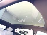 【パノラマガラスルーフ】固定式のガラスルーフで明るい車内空間を演出。日差しの強い日は電動スライドカーテンで調整するなど、季節を問わず開放的なドライブをお楽しみいただけます。