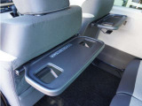 【後席用テーブル】ドリンクホルダーが付いた折りたたみ式のパーソナルテーブルです。運転席・助手席のシートバックに装備しているパーソナルテーブルです。
