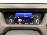 デジタル表示のスピードメーターとタコメーター、燃費やオドメーターなどの表示の他に、ホンダセンシング機能などの表示もできる多機能なマルチインフォメーション・ディスプレイです。