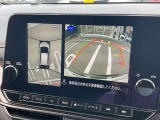 空から車を見たような「アラウンドビューモニター」!車の周りが一目で確認できるので、小さなお子様や障害物があっても安心して乗ることができます。
