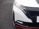 【LEDヘッドランプ】ハロゲンヘッドランプの約2倍の光量でより明るく遠くを照射。視認性、長寿命、省電力に優れ、スタイリッシュな白光色も魅力