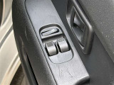 【パワーウィンドウ集中スイッチ】運転席のパワーウィンドスイッチ位置には運転以外の窓の開閉・ロック機能も付いています