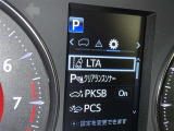 レーンディパーチャーアラートとは車線または走路からの逸脱の可能性を警告すると共に、車線または走路からの逸脱を避けるためのハンドル操作の一部を支援する機能です。詳細は販売店スタッフまでおたずねください。