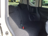 ホンダ車の低床ボディは、チャイルドシートへのお子さまの乗降や荷物の積載もスムーズ。後席にもアームレストがついております。ゆっくりおくつろぎいただけます。