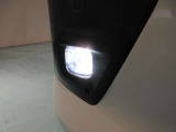 フロントLEDフォグランプです鮮やかな日光色で明るく足元を照らします。