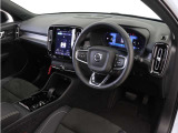 インストルメントパネルは僅かに運転席側へと傾けられているほか、余計なスイッチ類を可能な限り排し、運転に集中しやすい環境を造り出しています。