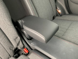 フィットの後部座席です。車自体の高さはホンダ車の中では低めの車ですが座っても窮屈さは感じません!是非実際に乗りにいらしてください!