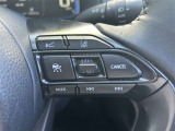 レーダークルーズコントロール(全車速追従機能付)付きです。車速に応じて追従支援してくれるので、ロングドライブも快適です。詳細は販売店スタッフまでおたずねください。