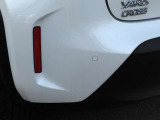 車のバンパー周辺に装着されたセンサーで障害物を検知し、音と距離表示でドライバーにお知らせしてくれる「コーナーセンサー」を装備しています!