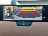 360&deg;ビューモニターでは、両サイドとフロント、バックカメラの合成で、あたかも上空から見下ろした様に周囲を確認して頂けます。駐車場だけでなく、T字路等でも活躍のアイテムです!
