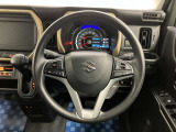 【ハンドル回り】インテリアに合わせたデザインのステアリングは、運転される方のことも考え、運転しやすい形状、大きさです。ぜひ一度、実際に触ってお確かめください。
