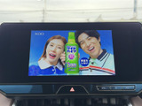 停車中にテレビ番組などの映像を楽しめる画面を備えています。休憩時間に車内で過ごす際にも活用でき、画面が見やすい位置にまとまっているのも便利なポイントです。