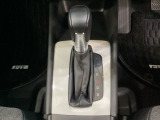 「e:HEV」搭載車です。日常シーンのほとんどをモーターで走行し、高速クルージングなどモーターよりもエンジンの方が効率が良い領域はエンジンで走行、あらゆる領域で優れた燃費走行を実現します。