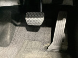 マツダ車の共通するポイントに前輪を前に出し運転席足元スペースを広げたこと!これによりホイールハウスが邪魔にならずにドライバーの中心線を基準とした位置へのペダル配置が可能となりました!
