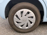 純正ホイールカバー付きです。タイヤサイズ 145/80R13