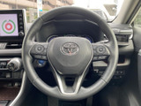 左右にスイッチを備え、運転中も手元から各種機能を操作しやすい配置です。握りやすい形状で、前方を見ながら必要な操作に移りやすく、日々の運転をサポートします。