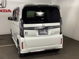 限られたスペースでも、スライドドアなら開閉がスムーズ!隣の車や壁にぶつかる心配がありません。