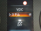 【VDC】滑りやすい路面などでのハンドル操作で車両が横滑りしそうになると、ブレーキおよびエンジンの出力を制御し車両の安定性を向上させる。