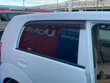 純正プラスチックバイザーが付いています。雨の日でも車内の換気が出来ます。