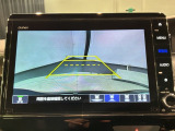 リバースギアに入れるだけで後方の表示へ切り替わります。夜間や雨の日の駐車も楽になりますよ。