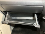 【グローブボックス】容器がせり出してくるバケットタイプ!一目で中身を把握でき、取り出しやすさにも優れます!