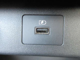 USB充電専用電源ソケットも付いています。モバイル機器などの充電専用
