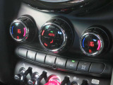 【Wエアコン】運転席と助手席別々の温度調整が可能!
