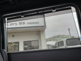 リア窓ガラスには日射しをやわらげるロールサンシェード付き☆