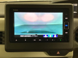 ギヤをR(バック)に入れるとディスプレイオーディオの画面に後ろの映像が映るリアカメラ付です。後退時、コンディションが悪い視界でもカラーバックモニターがドライバーをサポートします。