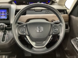 ハンドルにHondaセンシング系のクルーズコントロールやレーンキープアシストなどのスイッチと、オーディオの操作スイッチが装備されています。ハンドルから手を離さず安全に操作できます。