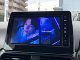画面いっぱいに映像が表示され、車内での待ち時間や休憩中にもコンテンツを楽しめます。視線を集めやすい大きさで、画面の表示内容も確認しやすい装備です。