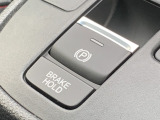 電動パーキングブレーキ・オートブレーキホールドです。ボタンを引っ張るだけでサイドブレーキがかかります。オートブレーキホールドは信号待ちや渋滞でもブレーキを踏み続ける必要なし!楽に運転できます!