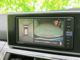後方の映像に加え、車両周囲を上から見たような表示も確認できます。駐車時の周囲確認を補助し、画面上のガイド表示を目安にできる装備です。安全のため、目視で周囲を確かめながらお使いください。