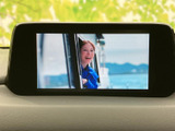 停車中にテレビ映像を楽しめるモニターを備えています。休憩のひとときや待ち時間にも活用でき、車内で映像を視聴したい方にうれしい装備です。