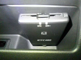 運転席から手の届く位置に ETC車載器付いております。高速道路の料金所もスムーズに通過できますよ♪