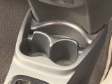 ペットボトルや小物をしっかりと収められる使い勝手の良いフロントカップホルダー。手の届きやすい位置に配置され、ドライブ中の利便性を高めます。