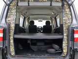すぐにでもキャンプで車中泊が出来そうな装備が付いています