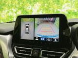 車両周囲を確認できるモニター画面を備え、後方の映像と俯瞰表示を切り替えて確認できます。駐車時に周囲との距離を把握する際に役立ち、車庫入れや狭い場所での取り回しをサポートします。