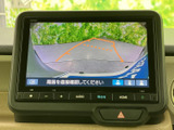 後方の映像にガイド線が表示され、駐車時に周囲との距離や進路を確認する目安になります。画面を見ながら周囲も直接確認することで、車庫入れや後退時の安全確認を助けます。