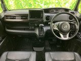 運転席まわりはメーターや画面が視線の先にまとまり、前方を確認しながら必要な情報を把握しやすい配置です。広がりのある窓とすっきりした室内で、見通しも感じられます。