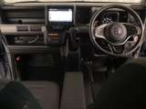 車内は光触媒抗菌消臭施工済です。インパネ周りはスタイリッシュなデザインで機能や装備も充実しています。グローブボックスやカップホルダーのほかにトレーなどたくさんの収納スペースが付いています。